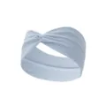 Détail en gros plan du bandeau croisé en tricot côtelé bleu clair, tissu extensible. - Bleu