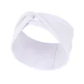 Vue detaillee du bandeau noue mauve pastel doux, montrant la texture fine du tissu et croisement. - Blanc