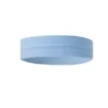 Close-up van het detail van de lichtblauwe elastische sporthaarband, absorberende fitnessaccessoire. - Blauw