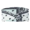 Gedetailleerd overzicht van zwart-witte paisley haarband, elastisch twist ontwerp, haaraccessoire. - Wit