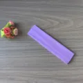 Gros plan d'un bandeau de yoga élastique de couleur unie en violet, parfait pour le sport. - Mauve Clair