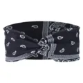 Close-up van de zwarte haarband met paisley print die textuur en knoopdetail toont. - Zwart