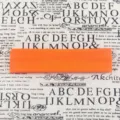 Gros plan sur le bandeau de sport élastique orange uni, texture en tissu doux et souple. - Orange