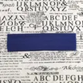 Vue détaillée du bandeau élastique bleu uni en tissu doux pour le sport et le quotidien. - Bleu marine