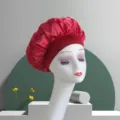 Rode satijnen slaapmuts voor haarverzorging, brede elastische band nachtmuts voor dames thuis. - 30cm diameter / Bordeauxrood