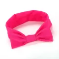 Roze stoffen strik haarband detail, zacht materiaal, schattig ontwerp voor kleine meisjes. - Rozerood