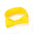 Vista di dettaglio in primo piano della fascia per capelli in tessuto giallo, morbida. - Giallo
