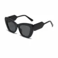 Occhiali da sole cat-eye neri alla moda con lenti grigie per uso quotidiano e protezione UV ottimale. - Montatura Nera Grigio Solido