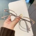 Kattenoog optische bril met stijlvol metalen half-frame ontwerp, elegant brillenmodel. - Goud Thee
