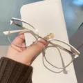 Stijlvolle cat-eye blauwlichtfilter brillen met wit en goudkleurig metalen montuur variant. - Goud Wit Montuur
