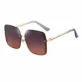 Dames oversized zonnebril, gouden montuur met opengewerkte rand en grijs roze verloopglazen. - 6409 Gouden montuur grijs-roze glazen