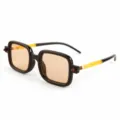 Nieuwe retro vierkante zonnebril met zwart montuur en lichtbruine lenzen voor stijlvolle look. - JK6217 glanzend zwart montuur gele pootjes lichtbruine glazen