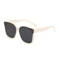 Occhiali da sole squadrati oversize in beige con lenti scure e dettagli con rivetti eleganti. - Montatura bianco sporco JP8802 / Lente polarizzata