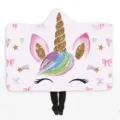 Vista dettagliata della morbida coperta con cappuccio e unicorno, in tessuto peluche. - modello 2 / 130x100cm
