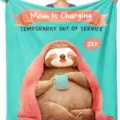 Gezellige fleece deken met schattige luiaard print en grappige quote voor moeder thuis. - Stijl 22