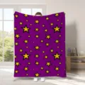 Morbida coperta in flanelle con vivace motivo a stelle viola e gialle per un arredamento accogliente. - Stile 19