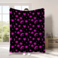 Comoda coperta in flanella nera con un vivace motivo di stelle e lune crescenti per divano. - 35