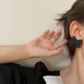 Schwarze Schleife Ohrringe Variante, elegantes mattes Design für tägliche Modeoutfits. - Schwarz