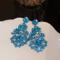 Wunderschöne blaue Strass Blumen Ohrringe, retro dunkle Metall geometrische Hängeohrringe. - Blau