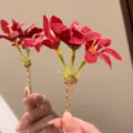 Elegante rote Stoffblumen Haarnadel mit goldenem Metallstift und realistischen Tautropfen. - Haarstab / Goldfarben Rot
