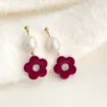 Süße rote Samt Blumen Ohrringe mit weißer Perle, Herbst Winter französische Ohrhänger Schmuck. - Perlenblume