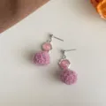 Süße handgefertigte Plüsch-Ohrringe mit rosa Stein und Silberstift für den Herbst und Winter. - Rosa rundes Stück mit lila Haarball Stil (3222) / Lila