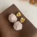 Detailaufnahme trendiger Herbst Winter flauschige Pompom Ohrringe mit Gold und Perle. - Goldener Halter mit Kunstperle Haarball Stil (3225) / Rosa