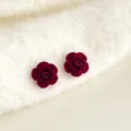 Samt Rosen Ohrstecker in dunklem Rot, süßes florales Design für stilvolle Herbst und Winter Looks. - Kleine rote Rosen