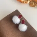 Herbst winter süße fellkugel ohrringe plüschige hänge ohrringe für damen eleganter stil - Dunkelrote Wassertropfen mit weißem Haarball Stil (3227) / Weiß