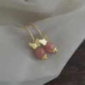 Pendientes colgantes vintage de cuarzo fresa natural con elegante diseño de mariposa. - Gancho de Oreja Largo Mariposa (B-902) / Rosa