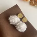 Nahaufnahme von süßen Herbst Winter flauschigen Plüschkugel Ohrringen mit goldenen Discs. - Goldene Scheibe mit weißem Haarball Stil (3228) / Weiß