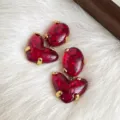 Französische vintage dunkelrote geometrische Ohrringe, elegante Herz und Oval Harz Schmuck Details. - 3335 Übertriebenes Großes Herz