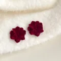 Nahaufnahme von burgunderroten Samtblumen-Ohrringen Detail, weisser Flauschhintergrund. - Rote Kamelie Stil (3168) / Rote Kamelie