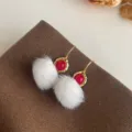 Schicke weiße Plüsch-Bommel-Ohrringe mit rotem runden Stein und goldenem strukturierten Rand. - Goldene Basis mit rotem Stein Haarball Stil (A38) / Weiß