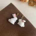 Nahaufnahme Detail der süßen weißen beflockten Hasenohrringe mit weicher Plüschtextur. - Beflockter Kaninchen Stil (A278)