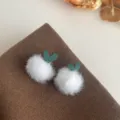 Süße weiße flauschige Bommel Ohrringe mit grünem Herz Stecker für Damen im Winter - Grünes Herz mit weißem Haarball Stil (A430) / Weiß