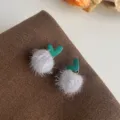 Schicke Herbst Winter flauschige Pompom Ohrringe mit gruenem Herzdesign fuer Damen - Grünes Herz mit grauem Haarball Stil (A431) / Grau