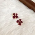 Detailaufnahme der französischen Retro-Ankara-Rot-Tropfglasur-Ohrringe mit goldenem Rand. - C-758 Rote Kleine Blume