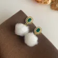 Detailansicht von Herbst Winter süßen grünen Stein gold filigranen weißen Plüschohrringen. - Goldener Hohlraum mit grünem Stein Haarball Stil (B-791) / Grün