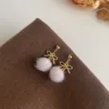 Süße flauschige Pom-Pom Ohrringe mit goldenem Schleifen Design für Damen im Herbst Winter. - Goldene kleine Schleife Haarball Stil (C-505) / Rosa