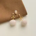 Süße Herbst Winter flauschige Pompon Ohrringe mit goldener Schleife Clip Design Schmuck. - Goldene große Schleife Haarball Ohrclip Stil (5352) / Rosa