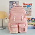 Süßer rosa College-Rucksack mit vielen Taschen und niedlichem Anhänger für die Schule. - Mit Anhänger / Rosa