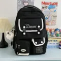 Schwarzer College-Rucksack mit vielen Taschen und weißem Kontrastbesatz für Studenten - Mit Anhänger / Schwarz