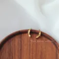 Mini Bunte Zirkon vergoldete gebogene Blatt Ohrstecker, süßer Stil täglicher Ohrschmuck. - Bananen Stil (C-247) / Gelb