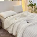 Couverture imitation fourrure mouton rayée blanche plaid pelucheux chaud pour canapé lit - 100*150cm / Grande couverture sherpa à rayures Fangshao (blanc cassé)