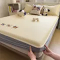 Protège-matelas rafraîchissant en soie glacée jaune clair avec broderie de dessin animé - Drap-housse Teckel amusant (Chuangshang)