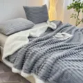 Couverture en polaire sherpa rayée en fausse fourrure de lapin grise literie d'hiver. - Grande couverture sherpa à rayures Fangshao (bleu gris)