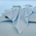 Taie d'oreiller unie en pur coton bleu clair, housse de lit de style hôtel minimaliste. - Bleu Nuage