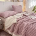 Couverture rayée en fausse fourrure douce couverture d'hiver chaude pour lit canapé - Couverture en polaire sherpa à larges côtes violet taro
