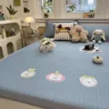 Tapis de lit en soie glacée PE rafraîchissant ensemble de trois pièces brodées - Tapis de lit Chat à la crème - Bleu (Chuangshang)